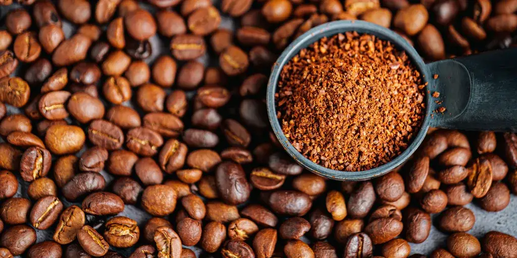 hnojivo-z-kavove-sedliny-rostlinkovo