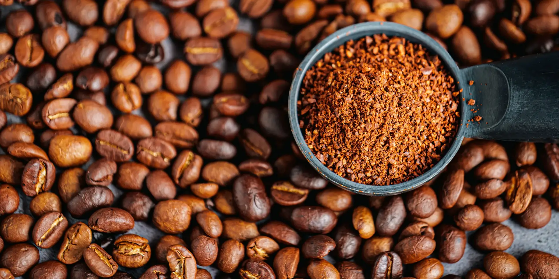 hnojivo-z-kavove-sedliny-rostlinkovo